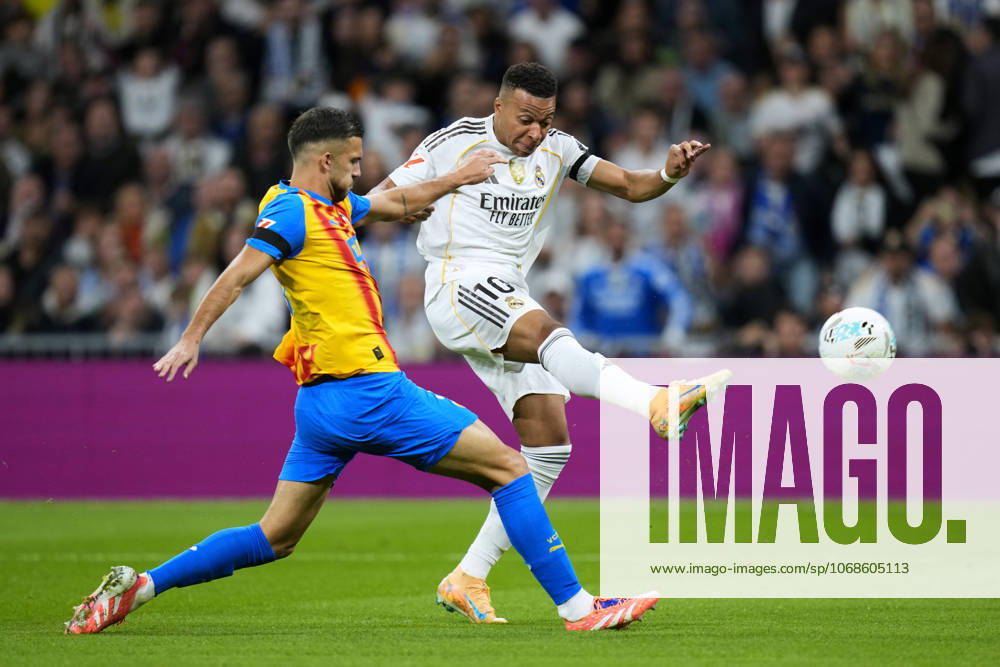 ESP: Real Madrid CF - Valencia CF. La Liga EA Sports. Date 11 Cesar Tarrega of Valencia CF and Kylian Mbappe of Real Madrid CF during the La Liga EA Sports match between Real Madrid CF and Valencia CF played at Santiago Bernabeu Stadium on November 1, 2025 in Madrid. kpng