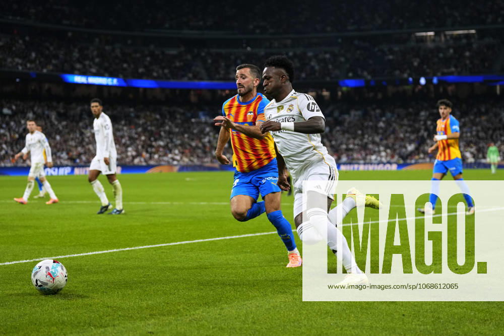 ESP: Real Madrid CF - Valencia CF. La Liga EA Sports. Date 11 Vinicius Junior of Real Madrid CF and Jose Gaya of Valencia CF during the La Liga EA Sports match between Real Madrid CF and Valencia CF played at Santiago Bernabeu Stadium on November 1, 2025 in Madrid. kpng