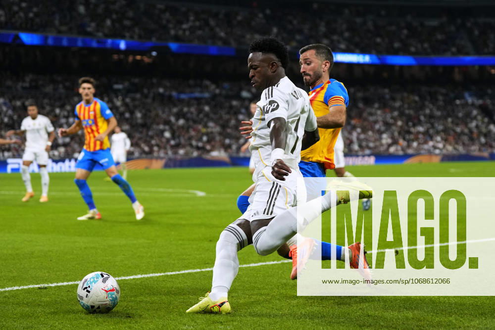 ESP: Real Madrid CF - Valencia CF. La Liga EA Sports. Date 11 Vinicius Junior of Real Madrid CF and Jose Gaya of Valencia CF during the La Liga EA Sports match between Real Madrid CF and Valencia CF played at Santiago Bernabeu Stadium on November 1, 2025 in Madrid. kpng
