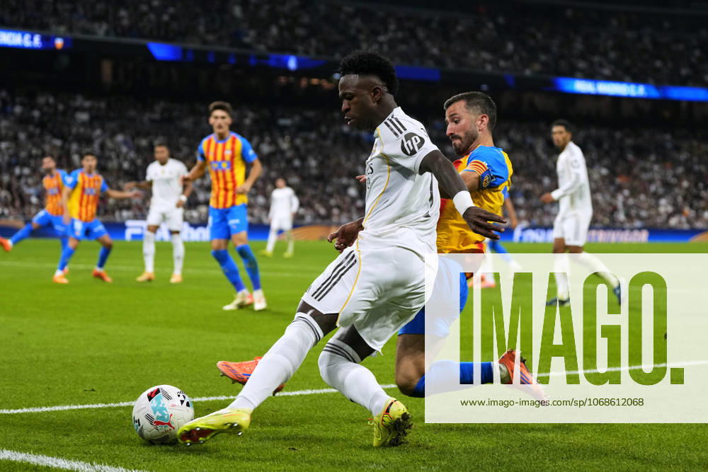 ESP: Real Madrid CF - Valencia CF. La Liga EA Sports. Date 11 Vinicius Junior of Real Madrid CF and Jose Gaya of Valencia CF during the La Liga EA Sports match between Real Madrid CF and Valencia CF played at Santiago Bernabeu Stadium on November 1, 2025 in Madrid. kpng