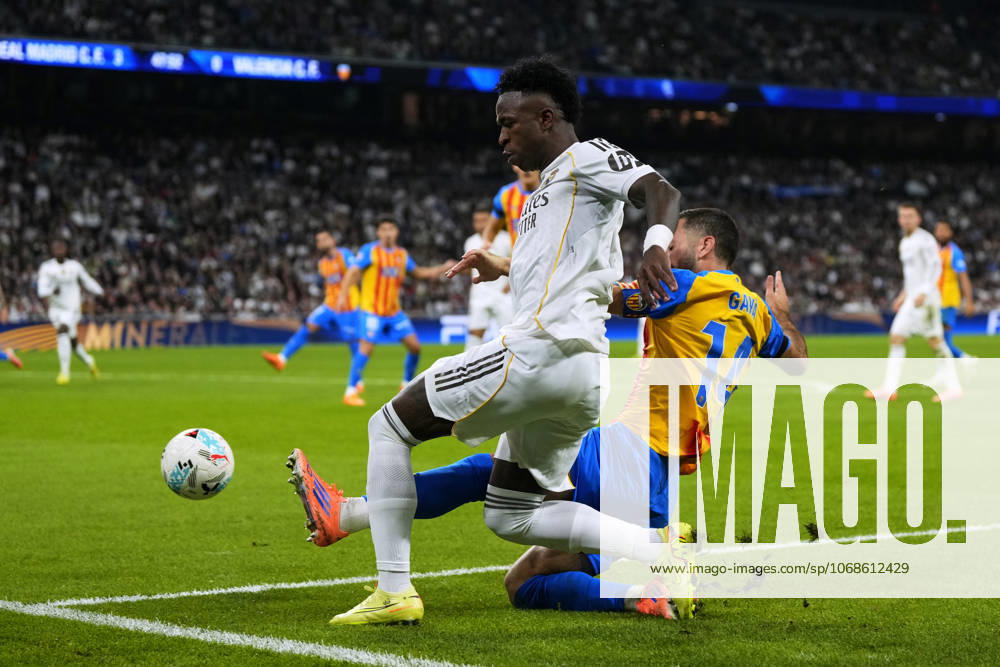 ESP: Real Madrid CF - Valencia CF. La Liga EA Sports. Date 11 Vinicius Junior of Real Madrid CF and Jose Gaya of Valencia CF during the La Liga EA Sports match between Real Madrid CF and Valencia CF played at Santiago Bernabeu Stadium on November 1, 2025 in Madrid. kpng
