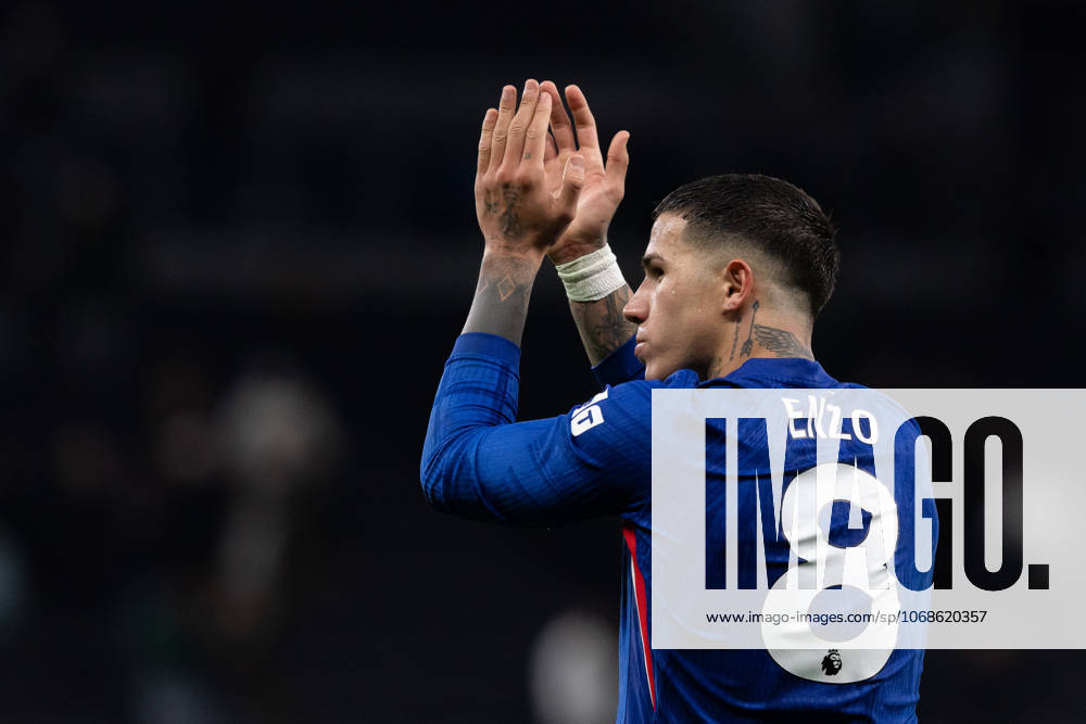 Tottenham Hotspur v Chelsea FC, Premier League, Football, The Tottenham Hotspur Stadium, London, UK - 01 Nov 2025 Enzo Fernandez of Chelsea FC celebrates and applauds the travelling fans at full time London The Tottenham Hotspur Stadium Tottenham GBR, UK NEWSPAPERS OUT