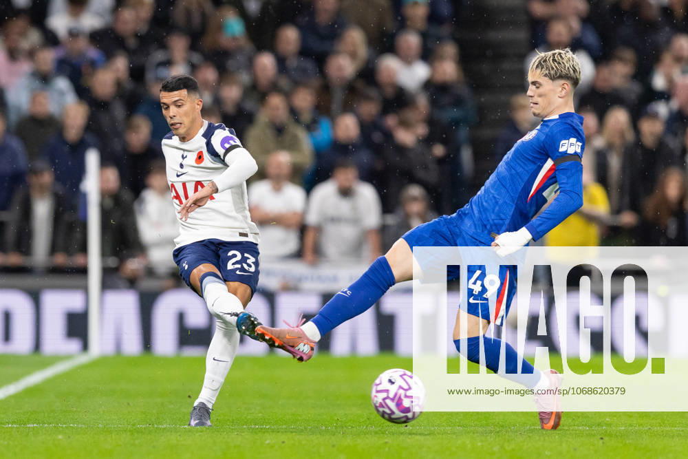 Tottenham Hotspur v Chelsea FC, Premier League, Football, The Tottenham Hotspur Stadium, London, UK - 01 Nov 2025 Pedro Porro of Tottenham Hotspur and Alejandro Garnacho of Chelsea FC challenge for the ball London The Tottenham Hotspur Stadium Tottenham GBR, UK NEWSPAPERS OUT