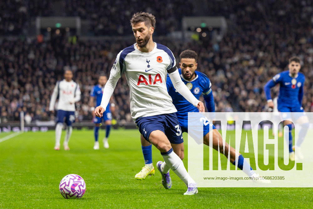 Tottenham Hotspur v Chelsea FC, Premier League, Football, The Tottenham Hotspur Stadium, London, UK - 01 Nov 2025 Reece James of Chelsea FC pressures Rodrigo Bentancur of Tottenham Hotspur London The Tottenham Hotspur Stadium Tottenham GBR, UK NEWSPAPERS OUT