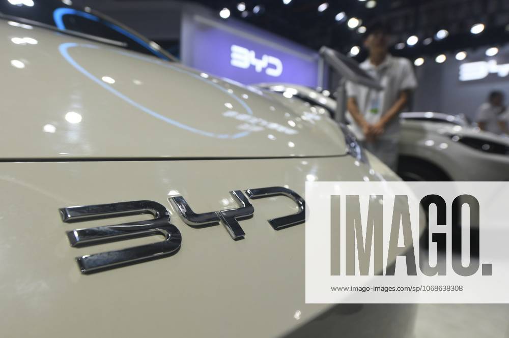 BYD Auto HANGZHOU, CHINA - NOVEMBER 1, 2025 - Citizens watch BYD s new energy vehicles at an auto show in Hangzhou, Zhejiang Province, China on November 1, 2025. Hangzhou Zhejiang China