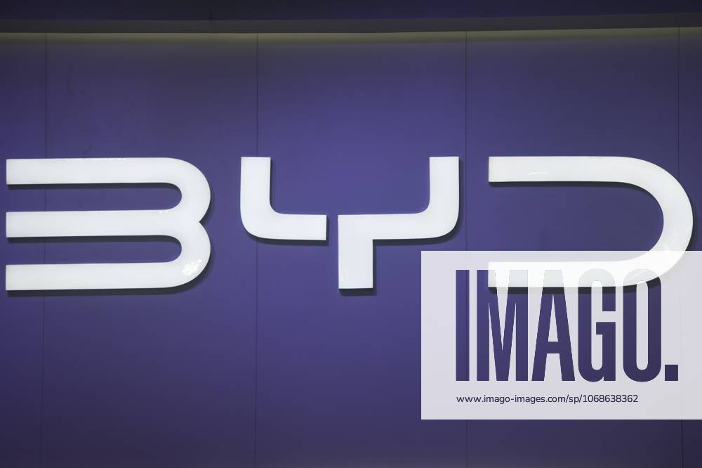 BYD Auto HANGZHOU, CHINA - NOVEMBER 1, 2025 - Citizens watch BYD s new energy vehicles at an auto show in Hangzhou, Zhejiang Province, China on November 1, 2025. Hangzhou Zhejiang China