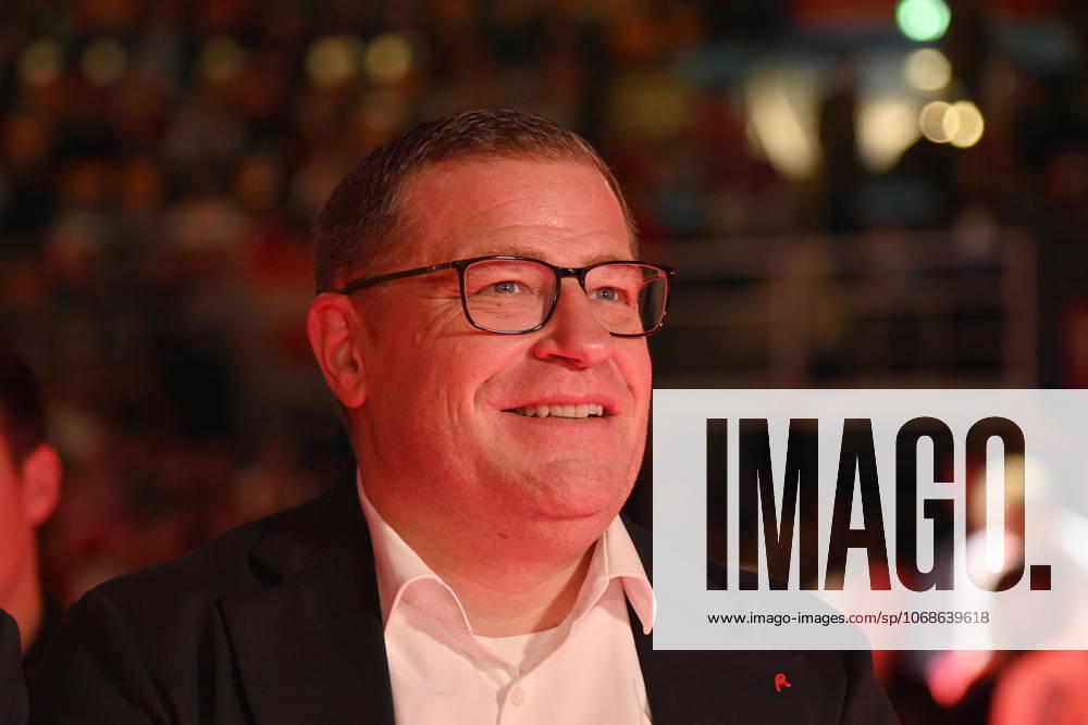 V re Max EBERL Chief Sports Officer FC Bayern Muenchen , single picture,cropped single motif,portrait,portrait,portrait Annual General Meeting 2025 of FC Bayern Muenchen e V on 02 11 2025, Rudi Sedlmayer Halle Â