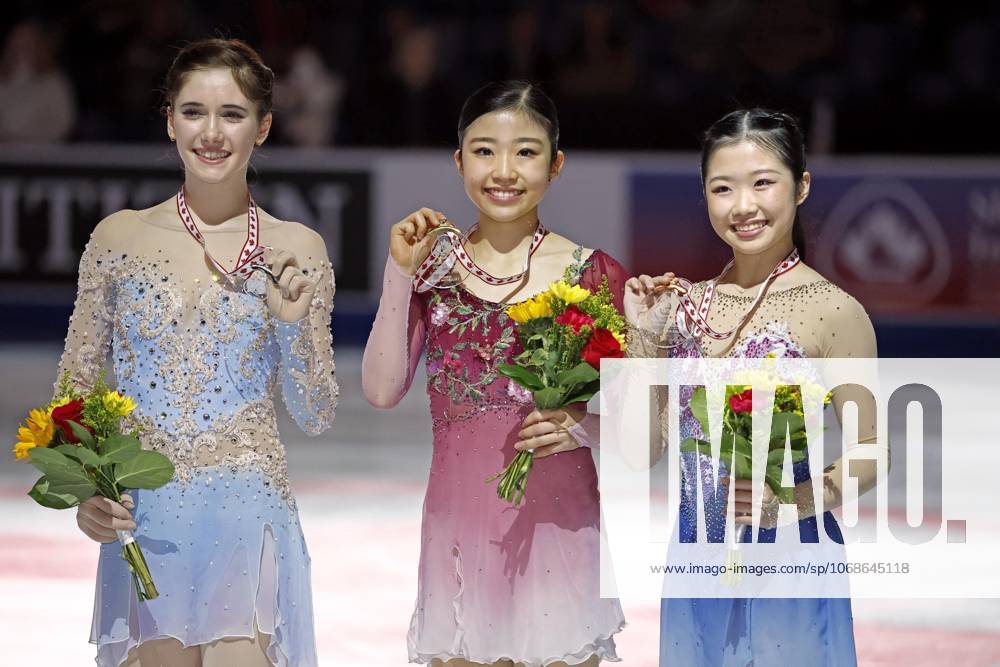 Figure skating, Eiskunstlauf Skate Canada International Mone Chiba (C) of Japan poses after winning gold at Skate Canada International for her first Grand Prix series victory at SaskTel Centre in Saskatoon, Canada, on Nov. 1, 2025, alongside silver medalist Isabeau Levito (L) of the United States and bronze medalist Ami Nakai of Japan. A14AA0004999288P