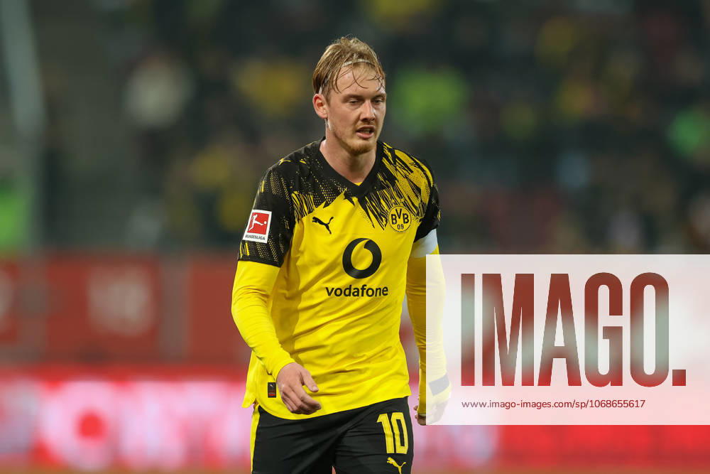 Julian Brandt Borussia Dortmund, 10 , GER, FC Augsburg vs Borussia Dortmund, Football, Bundesliga, Matchday 9, Season 2025 2026, 31 10 2025,, GER, FC Augsburg vs Borussia Dortmund, Football, Bundesliga, Matchday 9, Season 2025 2026, 31 10 2025 Augsburg