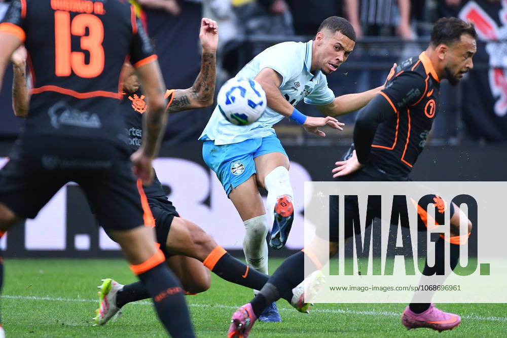 Corinthians x Grêmio SaO PAULO, SP - 02.11.2025: CORINTHIANS X GRêMIO - Alysson Edward of Grêmio (center) during the match between Corinthians x Grêmio, valid for the thirty-first round of the 2025 Brazilian Football Championship, this Sunday (2), at Neo Quimica Arena, SP. (Photo: Roberto Casimiro Fotoarena) x2835109x RobertoxCasimiro