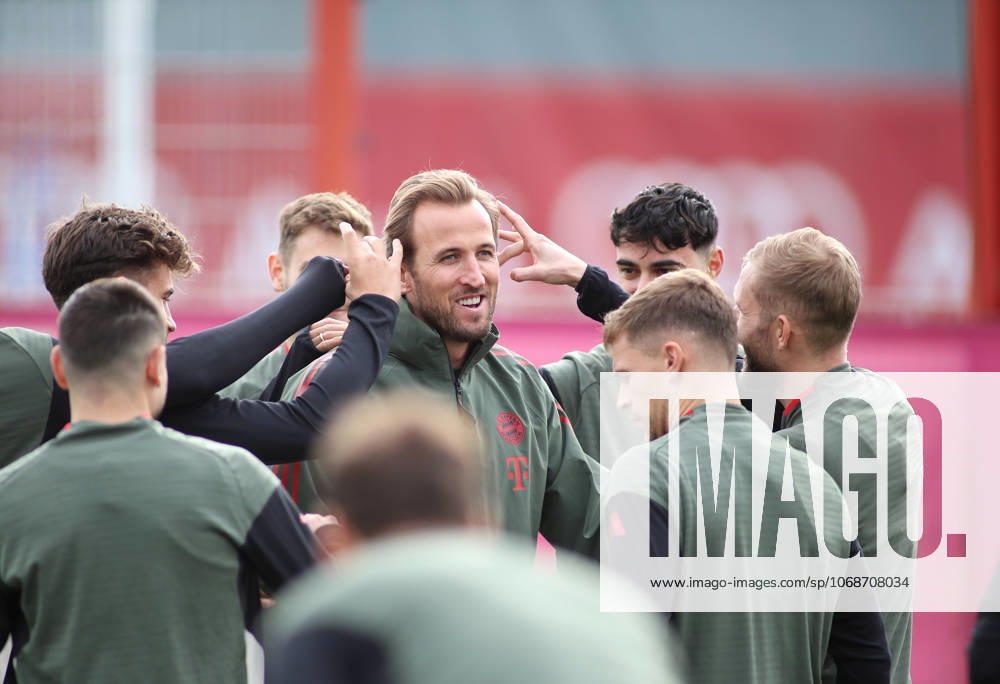 Football, Men, Champions League, Season 2025 2026, FC Bayern Munich, Final training Harry Kane FC Bayern Munich loses in internal circle match, Ear clap
