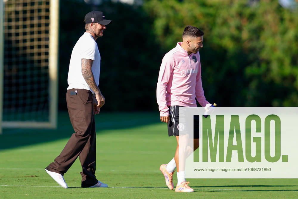 FORT LAUDERDALE, FL - OCTOBER 31: Inter Miami Co Owner, David Beckham, greets Inter Miami defender Jordi Alba (18) prior to an Inter Miami Training Session at Florida Blue Training Center on October 31, 2025 in Fort Lauderdale, Florida. (Photo by Chris Arjoon Icon Sportswire) SOCCER: OCT 31 MLS, Fussball Herren, USA Inter Miami CF Training Icon25103100102