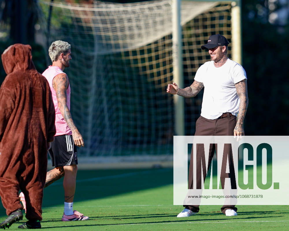 FORT LAUDERDALE, FL - OCTOBER 31: Inter Miami Co Owner, David Beckham, greets Inter Miami midfielder Rodrigo de Paul (7) prior to an Inter Miami Training Session at Florida Blue Training Center on October 31, 2025 in Fort Lauderdale, Florida. (Photo by Chris Arjoon Icon Sportswire) SOCCER: OCT 31 MLS, Fussball Herren, USA Inter Miami CF Training Icon25103100112