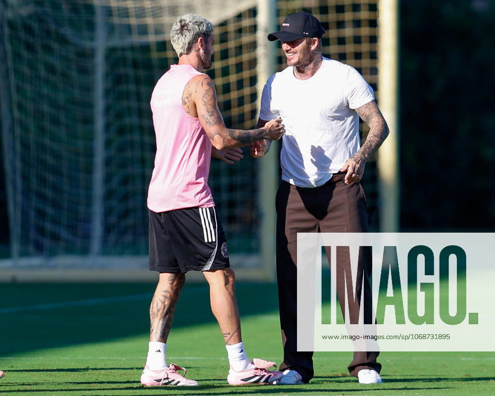 FORT LAUDERDALE, FL - OCTOBER 31: Inter Miami Co Owner, David Beckham, greets Inter Miami midfielder Rodrigo de Paul (7) prior to an Inter Miami Training Session at Florida Blue Training Center on October 31, 2025 in Fort Lauderdale, Florida. (Photo by Chris Arjoon Icon Sportswire) SOCCER: OCT 31 MLS, Fussball Herren, USA Inter Miami CF Training Icon25103100114