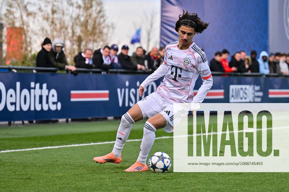 Uefa Youth League Paris Saint Germain U19 FC Bayern Munich U19 04 11 2025 PARIS, FRANCE 4 NOVEMBER on the ball Adin LICINA FC Bayern Munich U19 16 during the league match between Paris Saint Germain U19 and FC Bayern Munich U19 on matchday 4 of the UEFA Youth League at PSG Campus on 04 11 2025