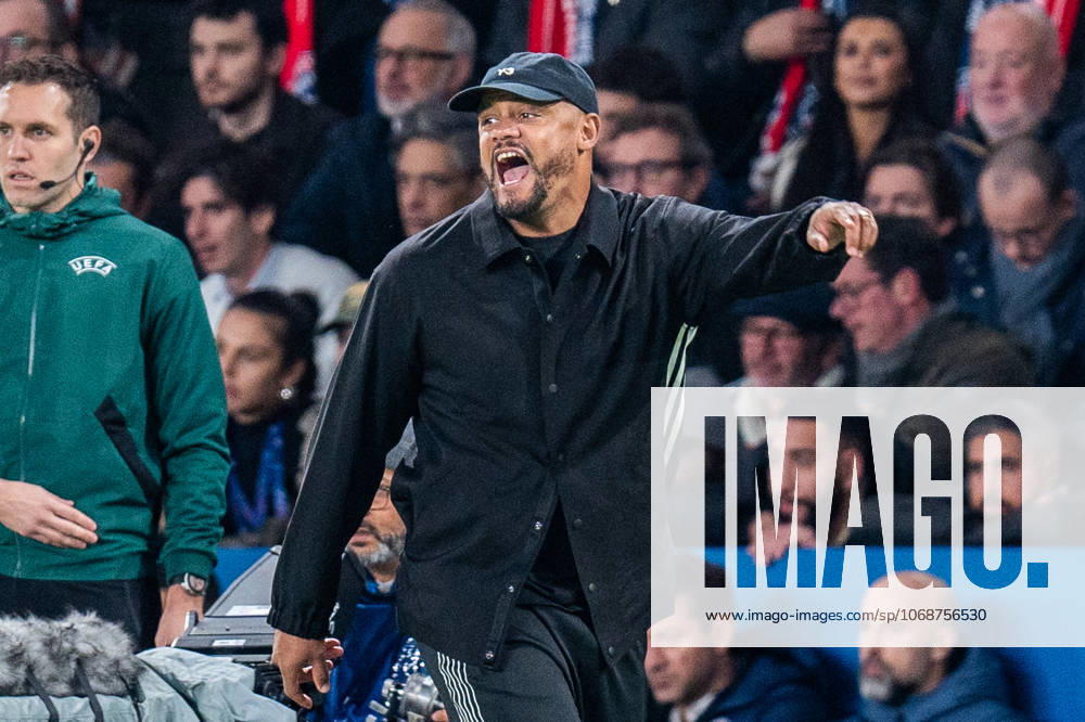 Paris Saint Germain vs FC Bayern Munich, UEFA Champions League, 04 Matchday Vincent Kompany FC Bayern Muenchen,Coach coaches his team loudly