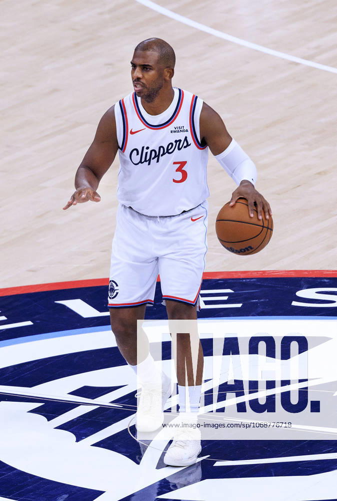 Chris Paul 3 of the Los Angeles Clippers during their 2025 NBA, Basketball Herren, USA regular season game against the Oklahoma City Thunder on Tuesday November 4, 2025 at Intuit Dome Arena in Inglewood, California. Clippers lose to Thunder, 107-126. JAVIER ROJAS PI Inglewood USA - ZUMAp124 20251104_zaa_p124_062