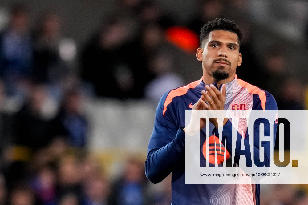 Ronald Araujo of FC Barcelona, Barca applauds the fans prior to the UEFA Champions League 2025 26 League Phase MD4 match between Club Brugge KV and FC Barcelona at Jan Breydelstadion on November 5, 2025 in Bruges, Belgium. (Photo by Rene Nijhuis) SPO