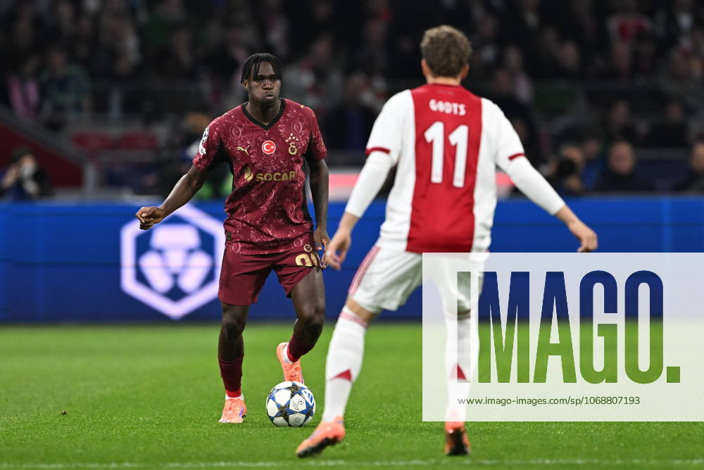 Ajax v Galatasaray - UEFA Champions League AMSTERDAM, NETHERLANDS - NOVEMBER 05: Wilfried Singo (90) of Galatasaray in action against Mika Godts (11) of Ajax during the UEFA Champions League 2025 26 League Phase MD4 football match between Ajax and Galatasaray at Johan Cruijff Arena in Amsterdam, Netherlands on November 05, 2025. Halil Sagirkaya Anadolu Amsterdam Netherlands. Editorial use only. Please get in touch for any other usage.
