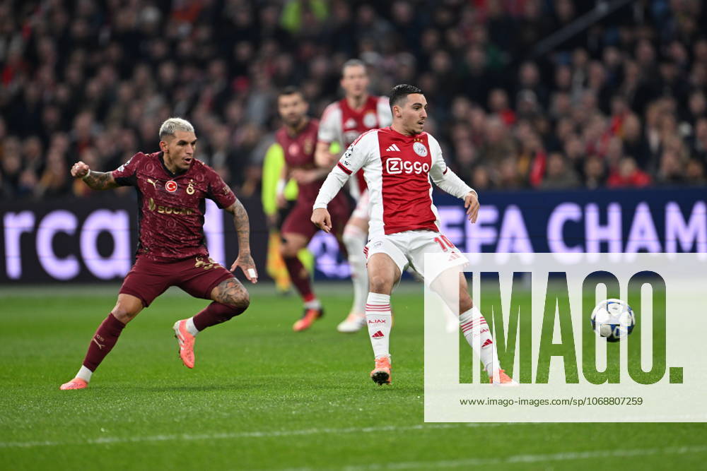 Ajax v Galatasaray - UEFA Champions League AMSTERDAM, NETHERLANDS - NOVEMBER 05: Lucas Torreira (34) of Galatasaray in action against Oscar Gloukh (10) of Ajax during the UEFA Champions League week 4 football match between Ajax and Galatasaray at Johan Cruijff Arena in Amsterdam, Netherlands on November 05, 2025. Halil Sagirkaya Anadolu Amsterdam Netherlands. Editorial use only. Please get in touch for any other usage.