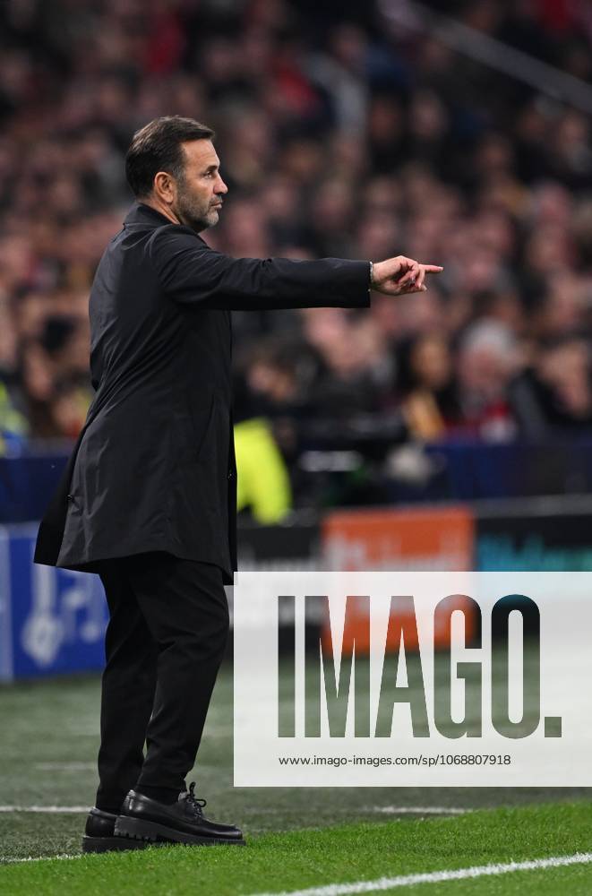 Ajax v Galatasaray - UEFA Champions League AMSTERDAM, NETHERLANDS - NOVEMBER 05: Galatasaray head coach Okan Buruk gives tactics to his players during the UEFA Champions League week 4 football match between Ajax and Galatasaray at Johan Cruijff Arena in Amsterdam, Netherlands on November 05, 2025. Halil Sagirkaya Anadolu Amsterdam Netherlands. Editorial use only. Please get in touch for any other usage.
