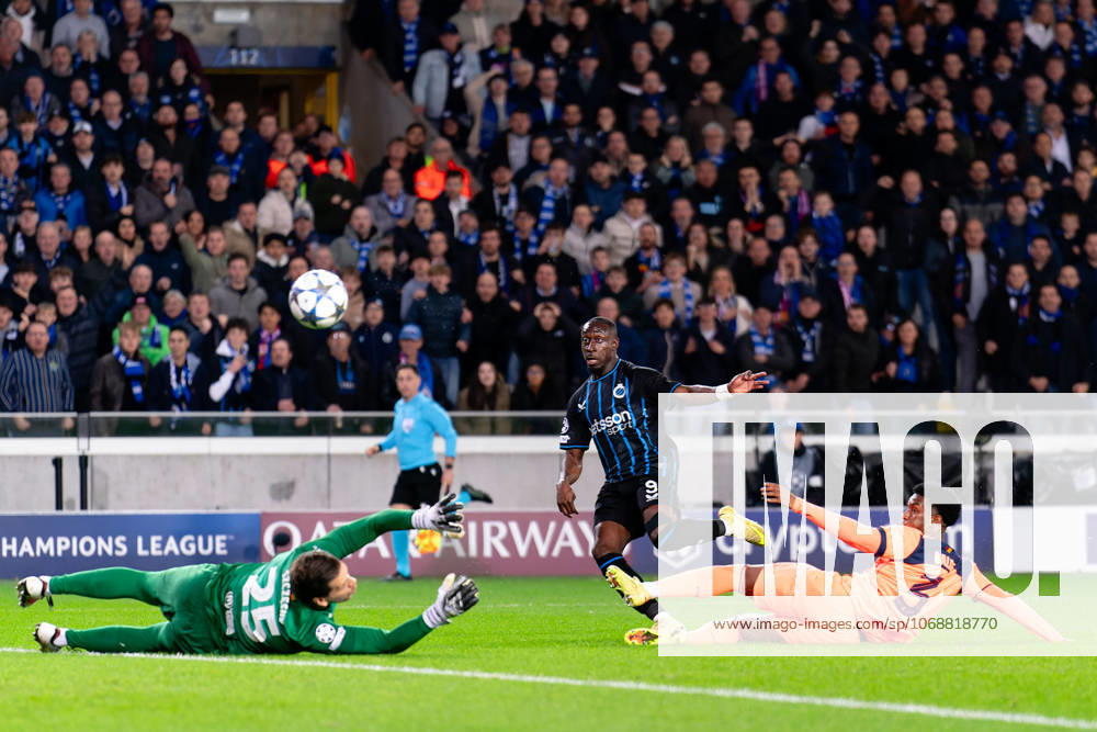2025-11-05 Club Brugge KV v FC Barcelona, Barca - UEFA Champions League 2025 26 League Phase MD4 BRUGES, BELGIUM - NOVEMBER 5: Carlos Forbs of Club Brugge celebrates after scoring the team s first goal against Wojciech Szczesny of FC Barcelona and Alejandro Balde of FC Barcelona during the UEFA Champions League 2025 26 League Phase MD4 match between Club Brugge KV and FC Barcelona at Jan Breydelstadion on November 5, 2025 in Bruges, Belgium. Bruges Jan Breydelstadion Belgium Content not available for redistribution in The Netherlands directly or indirectly through any third parties.