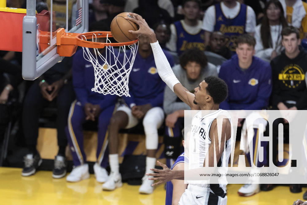 San Antonio Spursâ€⠢ Victor Wembanyama (1) dunks against the Los Angeles Lakers during an NBA, Basketball Herren, USA basketball game, in Los Angeles Wednesday, Nov. 5, 2025. Los Angeles USA - ZUMAc68_ 20251105_zaf_c68_049