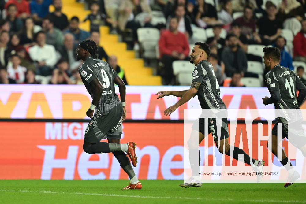 Hesap.com Antalyaspor v Besiktas - Turkish Super Lig ANTALYA, TURKIYE - NOVEMBER 8: Tammy Abraham (9) of Besiktas celebrates with his teammates after scoring a goal during the Turkish Super Lig week 12 match between Hesap.com Antalyaspor and Besiktas at Corendon Airlines Park Antalya Stadium in Antalya, Turkiye, on November 8, 2025. Orhan Cicek Anadolu Antalya Turkey. Editorial use only. Please get in touch for any other usage.