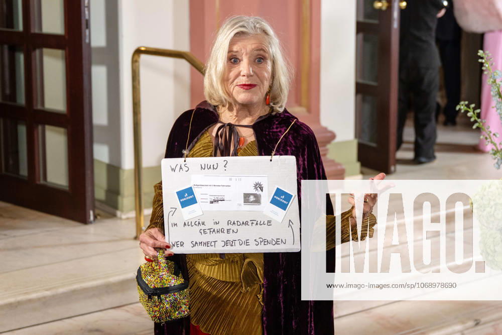 Jutta Speidel, actress with an appeal for donations due to speed trap Germany, Franklfurt, 08 11 2025, Event, 43 German Sports Press Ball, Una notte olimpica, 2025, Red Carpet, Alte Oper