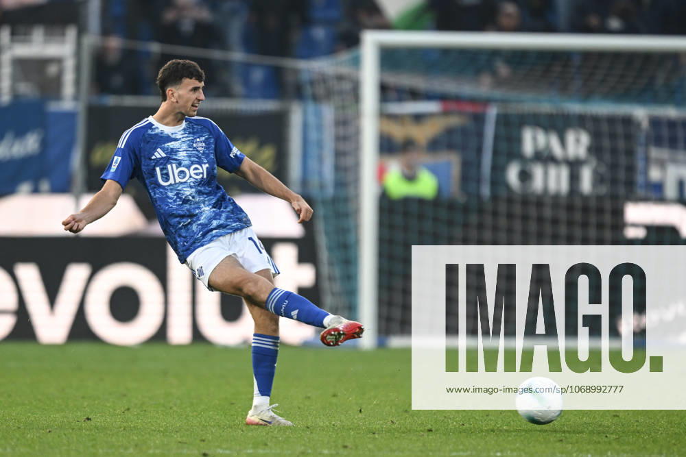Jacobo Ramon of Calcio Como in action during the Italian Serie A football match between Calcio Como and Cagliari Calcio on November 8th 2025 at the Giuseppe Senigallia stadium in Como, Italy