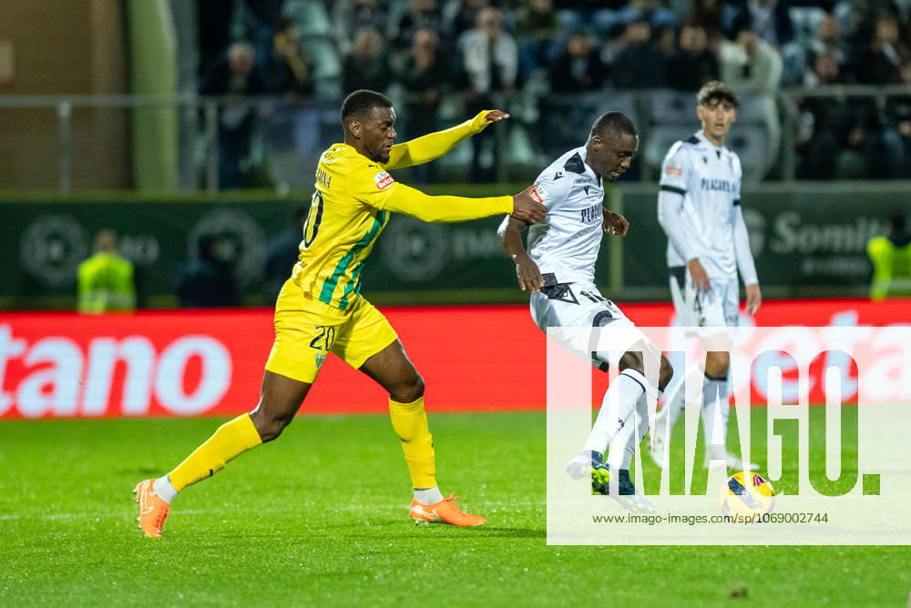 FOOTBALL - Tondela 0 vs Vitória SC Guimarães 1, round 11 of Liga Portugal, 2025 26. João Cardoso Stadium, in Tondela,Viseu, Portugal. Saturday, 08 11 2025. Beni (16) Vitória SC Guimarães Brayan Medina (20) Tondela. TONDELA VISEU PORTUGAL ESTÁDIO JOÃO CARDOSO