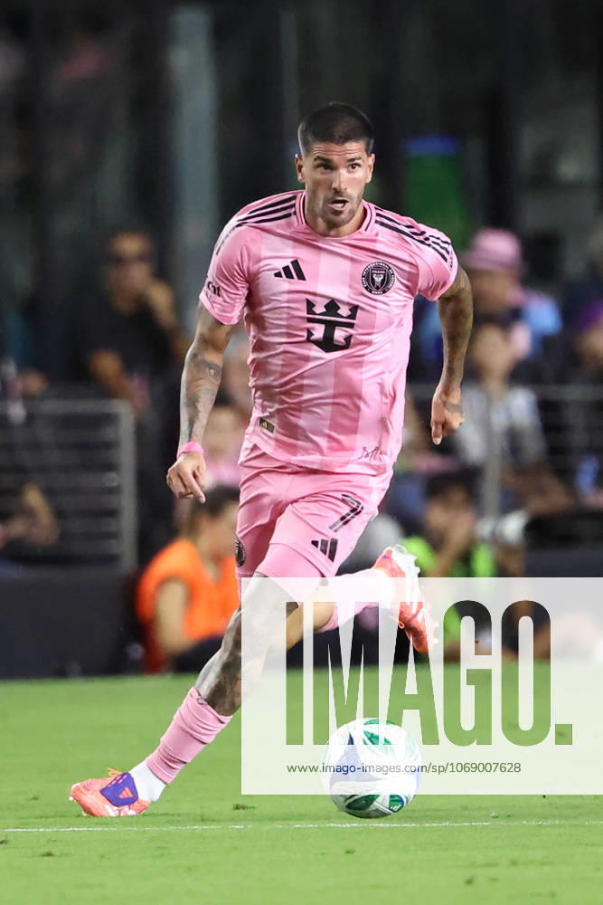 FT. LAUDERDALE, FL - NOVEMBER 08: Inter Miami midfielder Rodrigo de Paul (7) attacks with the ball during game three of the first round playoff patch between Nashville SC and Inter Miami CF on Saturday, November 8, 2025 at Chase Stadium in Fort Lauderdale, FL. (Photo by Peter Joneleit Icon Sportswire) SOCCER: NOV 08 MLS, Fussball Herren, USA Cup Playoffs Inter Miami CF vs Nashville SC Icon251108083