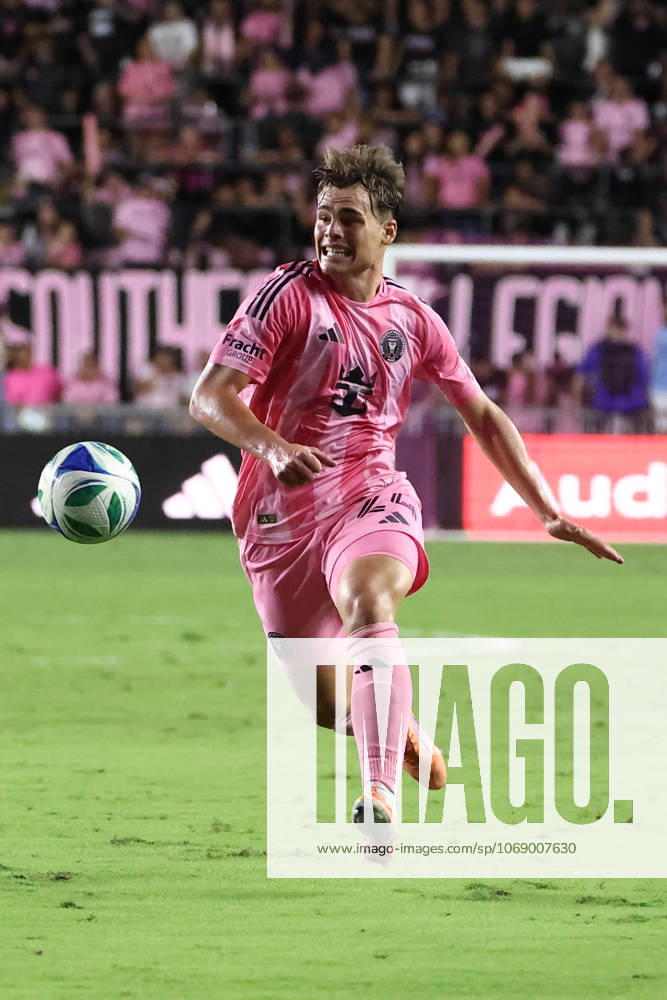FT. LAUDERDALE, FL - NOVEMBER 08: Inter Miami forward Mateo Silvetti (24) attacks with the ball during game three of the first round playoff patch between Nashville SC and Inter Miami CF on Saturday, November 8, 2025 at Chase Stadium in Fort Lauderdale, FL. (Photo by Peter Joneleit Icon Sportswire) SOCCER: NOV 08 MLS, Fussball Herren, USA Cup Playoffs Inter Miami CF vs Nashville SC Icon251108084