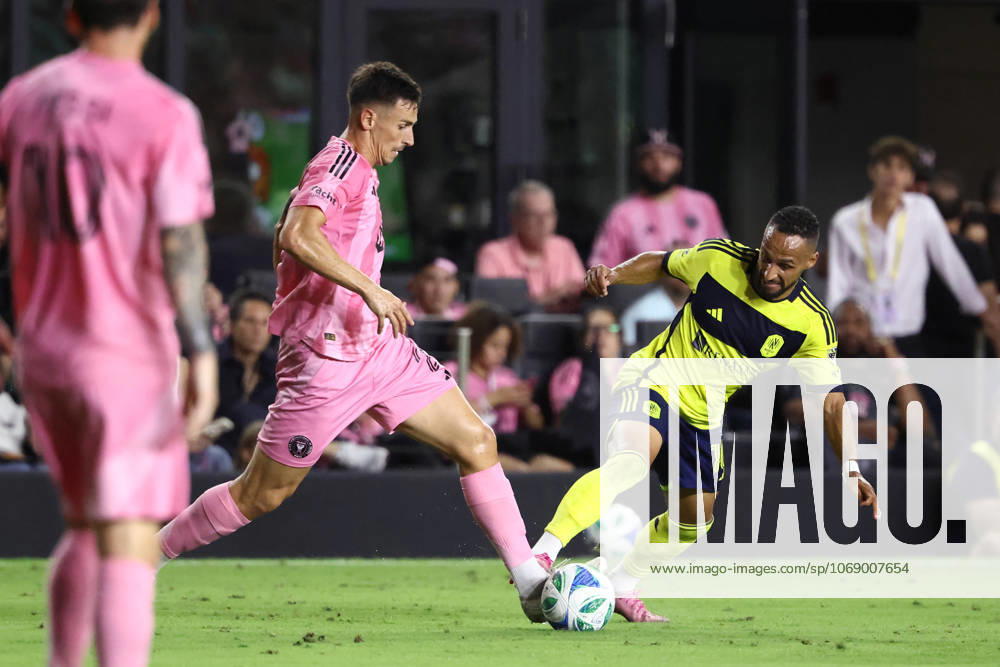 FT. LAUDERDALE, FL - NOVEMBER 08: Inter Miami forward Tadeo Allende (21) steals the ball from Nashville SC midfielder Hany Mukhtar (10) in the first half during game three of the first round playoff patch between Nashville SC and Inter Miami CF on Saturday, November 8, 2025 at Chase Stadium in Fort Lauderdale, FL. (Photo by Peter Joneleit Icon Sportswire) SOCCER: NOV 08 MLS, Fussball Herren, USA Cup Playoffs Inter Miami CF vs Nashville SC Icon251108098