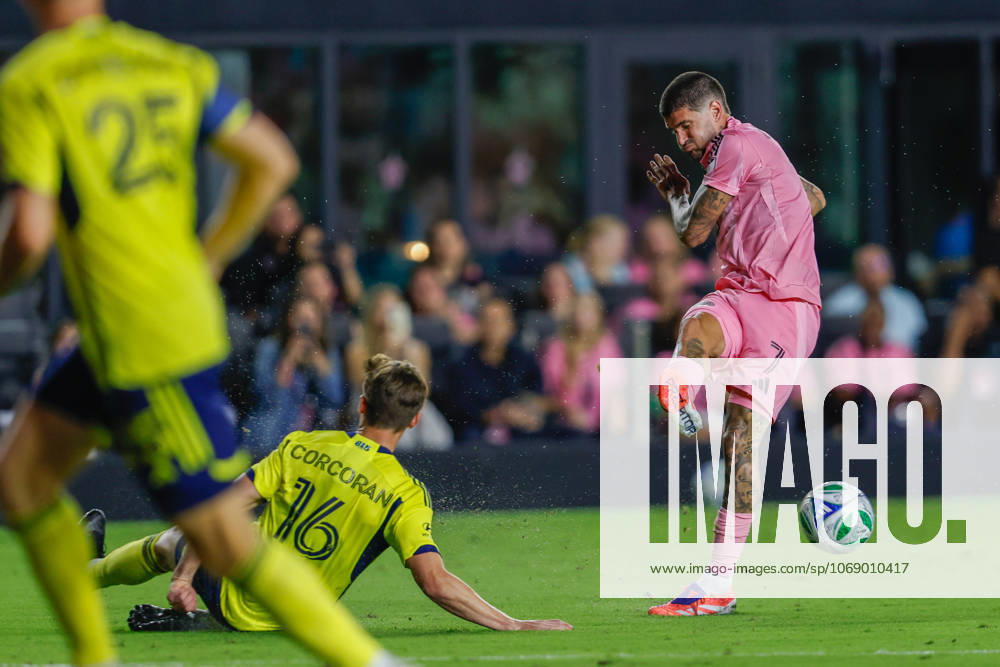 FT. LAUDERDALE, FL - NOVEMBER 08: Inter Miami midfielder Rodrigo de Paul (7) attempts a shot on goal in the first half during a MLS, Fussball Herren, USA Cup Playoffs match between Inter Miami CF and Nashville SC at Chase Stadium on November 08, 2025 in Fort Lauderdale, Florida. (Photo by Chris Arjoon Icon Sportswire) SOCCER: NOV 08 MLS Cup Playoffs Inter Miami CF vs Nashville SC Icon25110800135