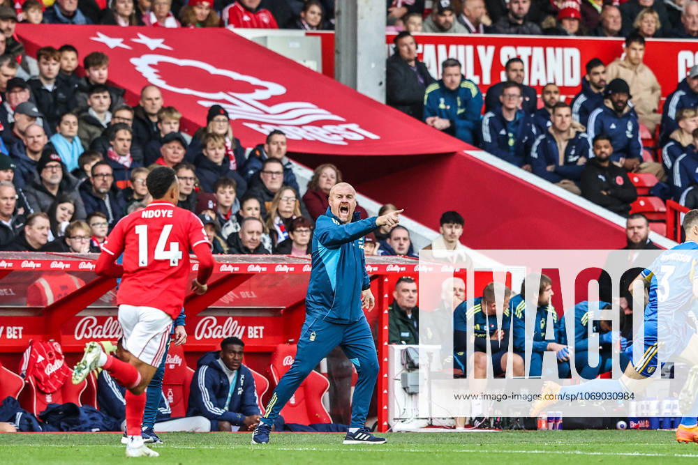 Premier League Nottingham Forest v Leeds United Sean Dyche manager of Nottingham Forest gives his team instructions during the Premier League match Nottingham Forest vs Leeds United at City Ground, Nottingham, United Kingdom, 9th November 2025 (Photo by Alfie Cosgrove News Images) Nottingham City Ground Nottinghamshire United Kingdom