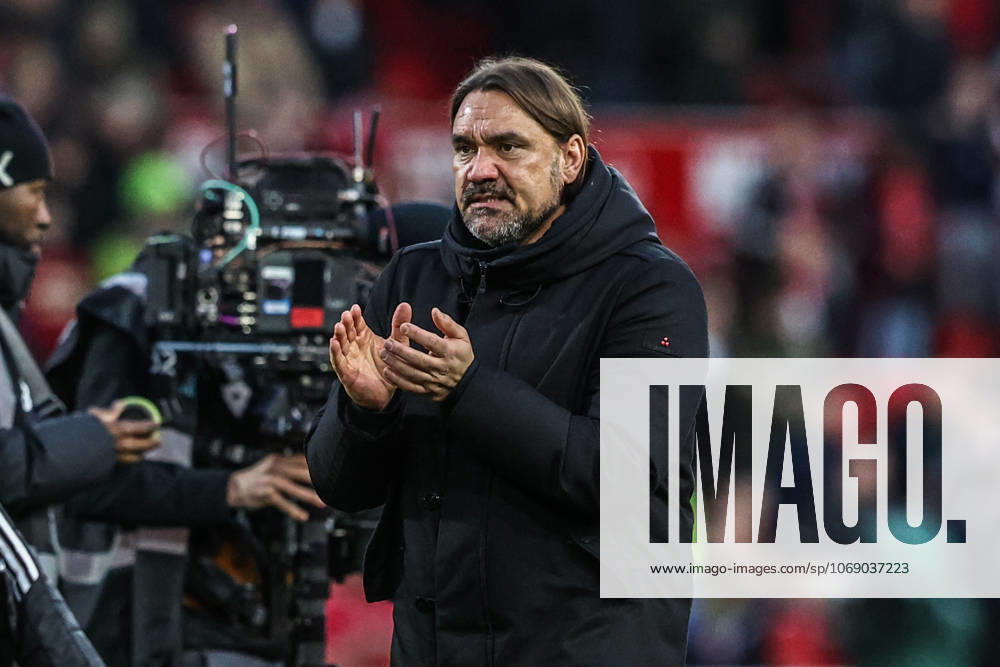 Premier League Nottingham Forest v Leeds United Daniel Faroe manager of Leeds United applauds the fans after the game during the Premier League match Nottingham Forest vs Leeds United at City Ground, Nottingham, United Kingdom, 9th November 2025 (Photo by Alfie Cosgrove News Images) Nottingham City Ground Nottinghamshire United Kingdom