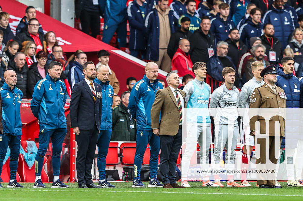 Premier League Nottingham Forest v Leeds United Sean Dyche manager of Nottingham Forest and the staff have a minutes silence for Remembrance Day during the Premier League match Nottingham Forest vs Leeds United at City Ground, Nottingham, United Kingdom, 9th November 2025 (Photo by Alfie Cosgrove News Images) Nottingham City Ground Nottinghamshire United Kingdom