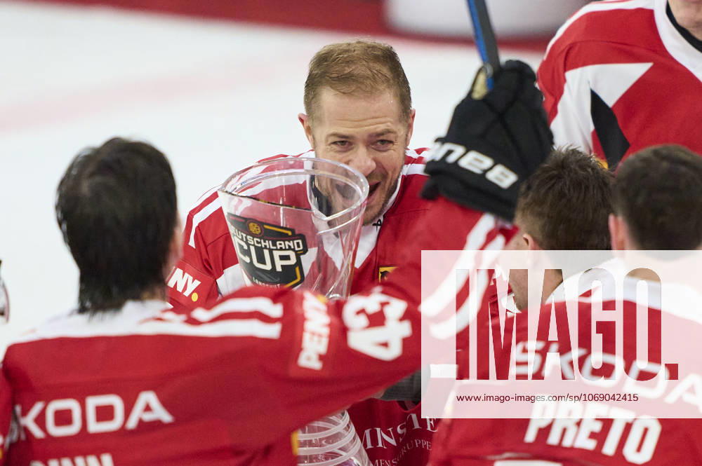 Team Germany with captain Moritz Müller, Mueller of Germany celebrate the win of the Cup after the match GERMANY - SLOVAKIA 3-0 DEB Ice hockey, Eishockey DEUTSCHLAND CUP in Landshut, Germany, November 9, 2025, Season 2025 2026.