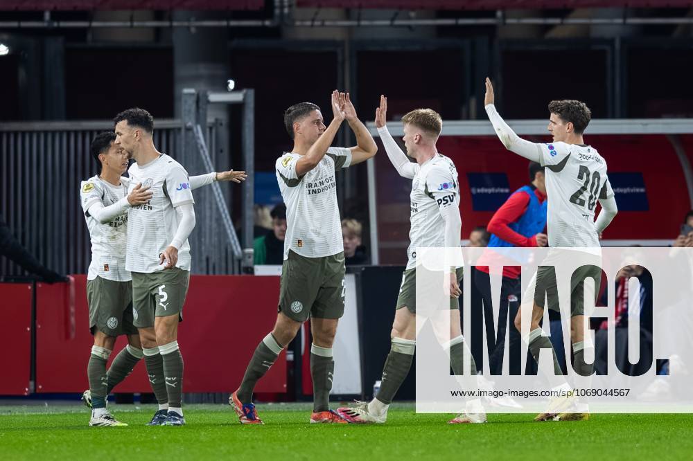 , AFAS Stadium , season 2025 2026 , Dutch Eredivisie football , match between AZ and PSV , Picture shows goal celebration by PSV player Joey Veerman (1-4) AZ - PSV x31950777x