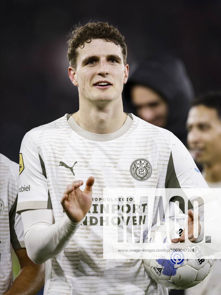 ALKMAAR - (L-R) Guus Til of PSV Eindhoven with the match ball after a hat trick during the Dutch Eredivisie match between AZ Alkmaar and PSV Eindhoven at the AFAS Stadium on November 9, 2025, in Alkmaar, Netherlands. ANP MAURICE VAN STEEN Eredivisie 2025-2026 ANPxSportx IVx 541694422 originalFilename: 541694422