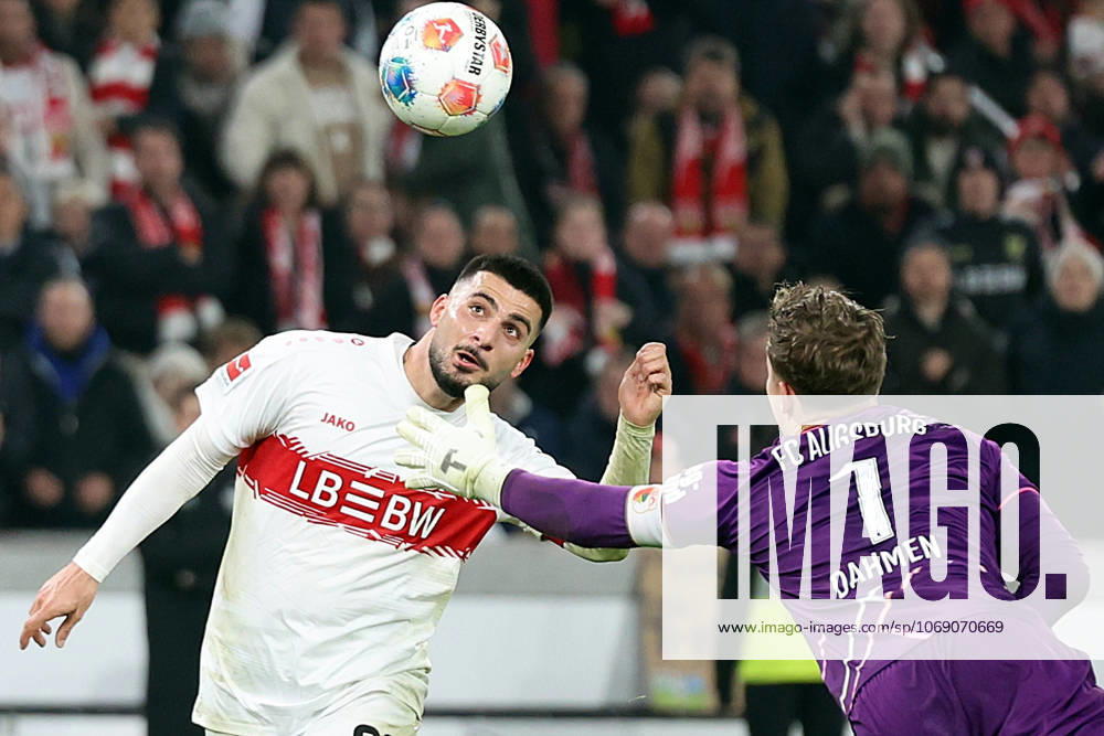 Soccer 1 Bundesliga, VfB Stuttgart FC Augsburg v l Deniz Undav VfB Stuttgart Finn Dahmen FC Augsburg Zweikampf, Aktion, action, battle for the ball Stuttgart