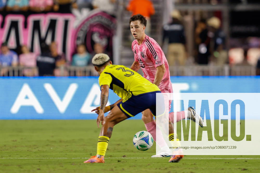 FT. LAUDERDALE, FL - NOVEMBER 08: Inter Miami midfielder Baltasar Rodriguez (11) controls the ball in the first half during a MLS, Fussball Herren, USA Cup Playoffs match between Inter Miami CF and Nashville SC at Chase Stadium on November 08, 2025 in Fort Lauderdale, Florida. (Photo by Chris Arjoon Icon Sportswire) SOCCER: NOV 08 MLS Cup Playoffs Inter Miami CF vs Nashville SC Icon25110800151
