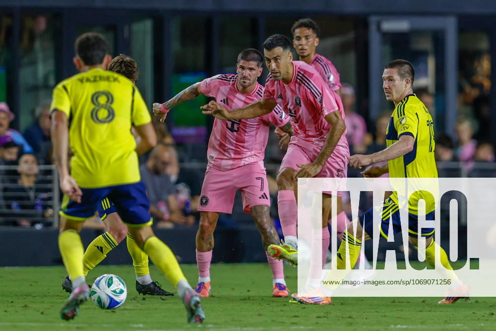FT. LAUDERDALE, FL - NOVEMBER 08: Inter Miami midfielder Sergio Busquets (5) passes the ball in the first half during a MLS, Fussball Herren, USA Cup Playoffs match between Inter Miami CF and Nashville SC at Chase Stadium on November 08, 2025 in Fort Lauderdale, Florida. (Photo by Chris Arjoon Icon Sportswire) SOCCER: NOV 08 MLS Cup Playoffs Inter Miami CF vs Nashville SC Icon25110800155