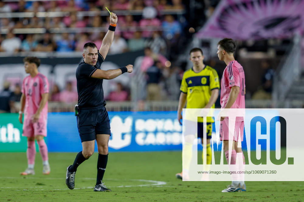 FT. LAUDERDALE, FL - NOVEMBER 08: Inter Miami midfielder Baltasar Rodriguez (11) receives a yellow card in the first half during a MLS, Fussball Herren, USA Cup Playoffs match between Inter Miami CF and Nashville SC at Chase Stadium on November 08, 2025 in Fort Lauderdale, Florida. (Photo by Chris Arjoon Icon Sportswire) SOCCER: NOV 08 MLS Cup Playoffs Inter Miami CF vs Nashville SC Icon25110800156