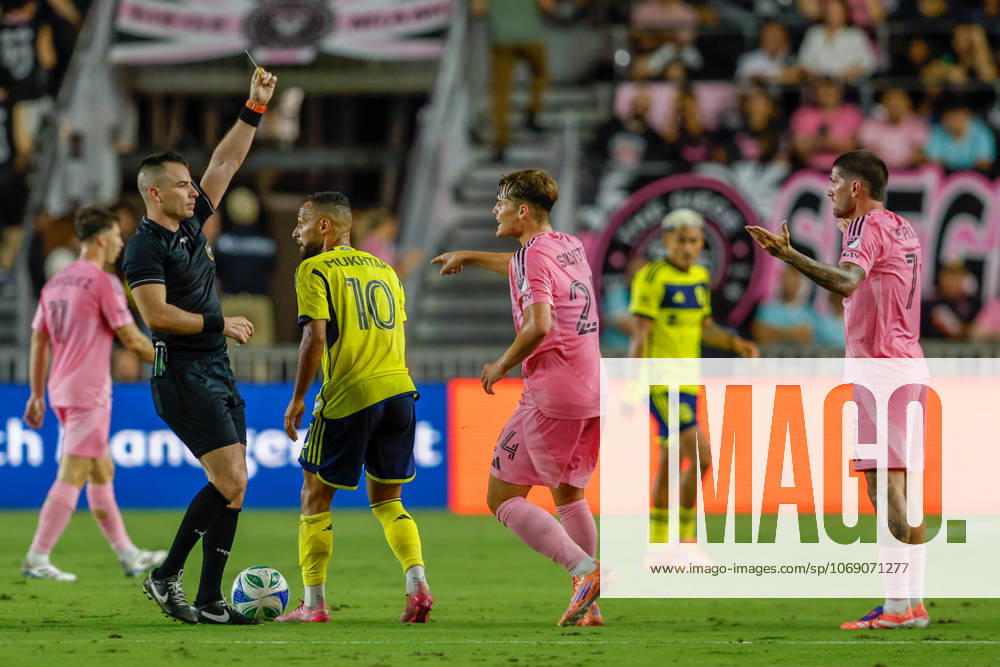 FT. LAUDERDALE, FL - NOVEMBER 08: Inter Miami midfielder Rodrigo de Paul (7) receives a yellow card as Inter Miami forward Mateo Silvetti (24) and Nashville SC midfielder Hany Mukhtar (10) look on in the first half during a MLS, Fussball Herren, USA Cup Playoffs match between Inter Miami CF and Nashville SC at Chase Stadium on November 08, 2025 in Fort Lauderdale, Florida. (Photo by Chris Arjoon Icon Sportswire) SOCCER: NOV 08 MLS Cup Playoffs Inter Miami CF vs Nashville SC Icon25110800160