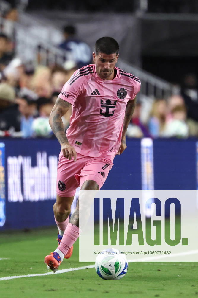 FT. LAUDERDALE, FL - NOVEMBER 08: Inter Miami midfielder Rodrigo de Paul (7) attacks with the ball after juking a defender during game three of the first round playoff patch between Nashville SC and Inter Miami CF on Saturday, November 8, 2025 at Chase Stadium in Fort Lauderdale, FL. (Photo by Peter Joneleit Icon Sportswire) SOCCER: NOV 08 MLS, Fussball Herren, USA Cup Playoffs Inter Miami CF vs Nashville SC Icon251108114