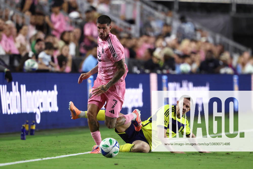 FT. LAUDERDALE, FL - NOVEMBER 08: Inter Miami midfielder Rodrigo de Paul (7) attacks with the ball after juking a defender during game three of the first round playoff patch between Nashville SC and Inter Miami CF on Saturday, November 8, 2025 at Chase Stadium in Fort Lauderdale, FL. (Photo by Peter Joneleit Icon Sportswire) SOCCER: NOV 08 MLS, Fussball Herren, USA Cup Playoffs Inter Miami CF vs Nashville SC Icon251108115