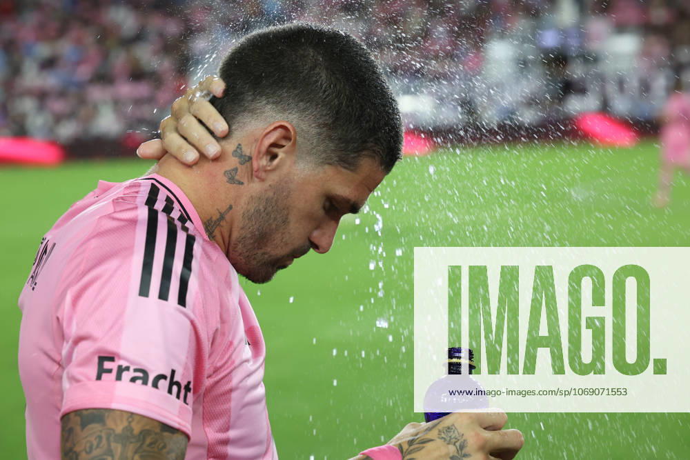 FT. LAUDERDALE, FL - NOVEMBER 08: Inter Miami midfielder Rodrigo de Paul (7) sprays himself in water before game three of the first round playoff patch between Nashville SC and Inter Miami CF on Saturday, November 8, 2025 at Chase Stadium in Fort Lauderdale, FL. (Photo by Peter Joneleit Icon Sportswire) SOCCER: NOV 08 MLS, Fussball Herren, USA Cup Playoffs Inter Miami CF vs Nashville SC Icon251108101