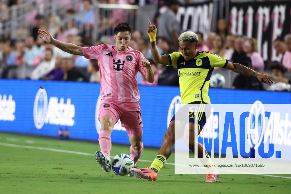 FT. LAUDERDALE, FL - NOVEMBER 08: Inter Miami midfielder Baltasar Rodriguez (11) and Nashville SC midfielder Andy Najar (31) battle for the ball during game three of the first round playoff patch between Nashville SC and Inter Miami CF on Saturday, November 8, 2025 at Chase Stadium in Fort Lauderdale, FL. (Photo by Peter Joneleit Icon Sportswire) SOCCER: NOV 08 MLS, Fussball Herren, USA Cup Playoffs Inter Miami CF vs Nashville SC Icon251108107